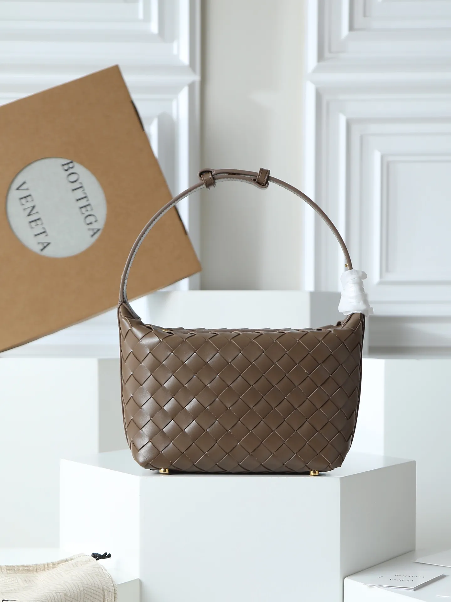 Batch 1620. A lunch bag that is predicted to be popular again this year. The entire bag is made of top-grade naa lambskin. It is very soft and lightweight. It also uses the intrecciato weaving process that the two founders spent several months developing from the beginning of the brand. It is completely hand-woven by Italian craftsmen. It perfectly reflects the craftsmanship of Bottega. The entire bag shape is also a very practical and popular lunch box bag shape. The slightly curved arc of the bag mouth can also better fit our wrists. Style number: 754443 Size: 22*13*9